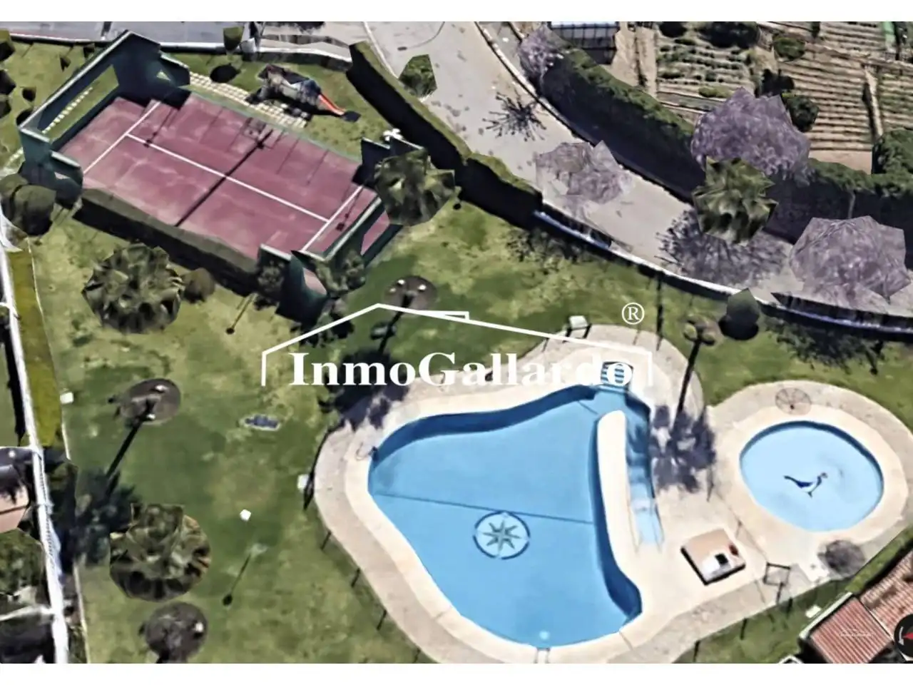 Vista exterior de Casa adosada en venda en Vélez-Málaga amb Jardí privat i Piscina comunitària
