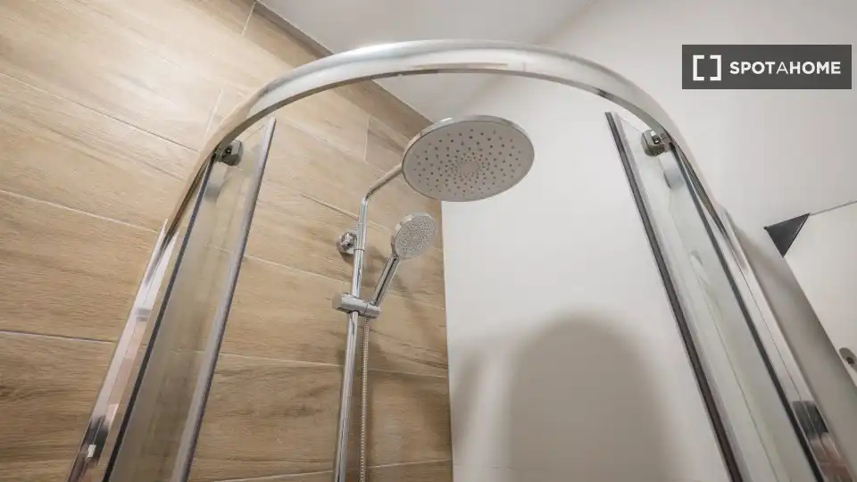Baño de Estudio para compartir en Madrid con Aire acondicionado, Calefacción y Terraza