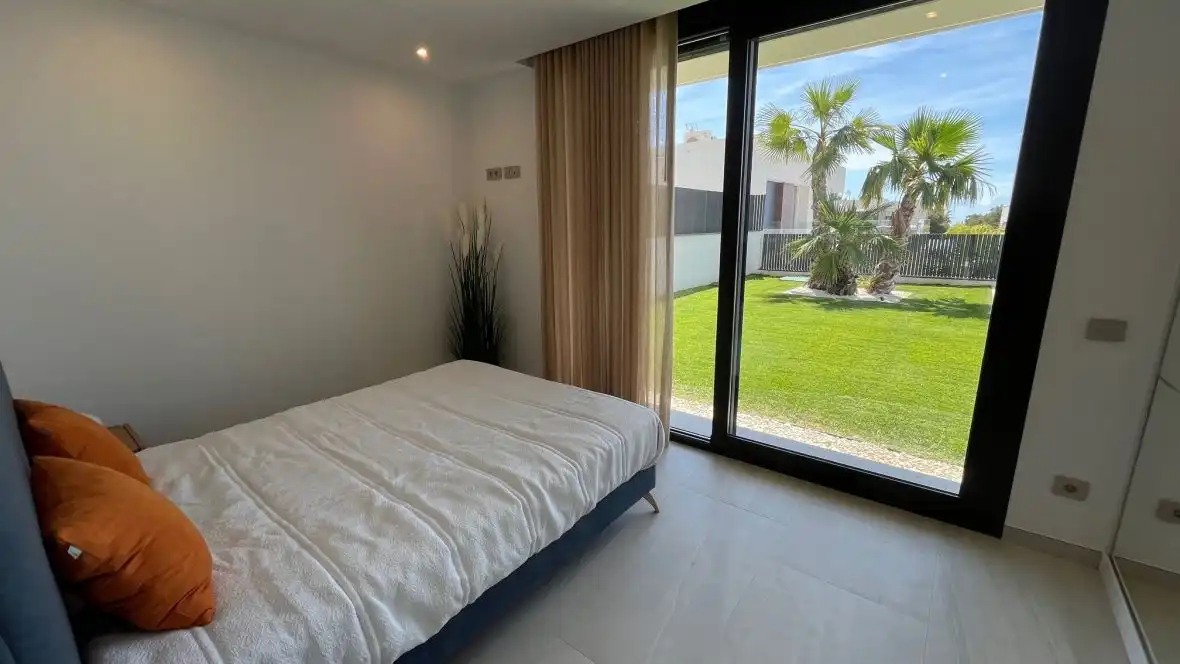 Chalet con piscina en venta en Carrer Berlin, imagen 14