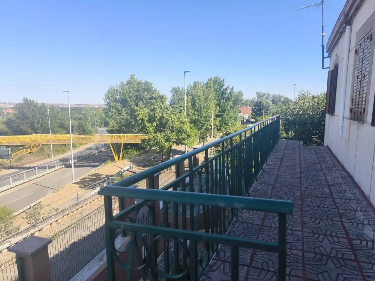 Vista exterior de Casa o xalet en venda en León Capital  amb Calefacció, Jardí privat i Parquet