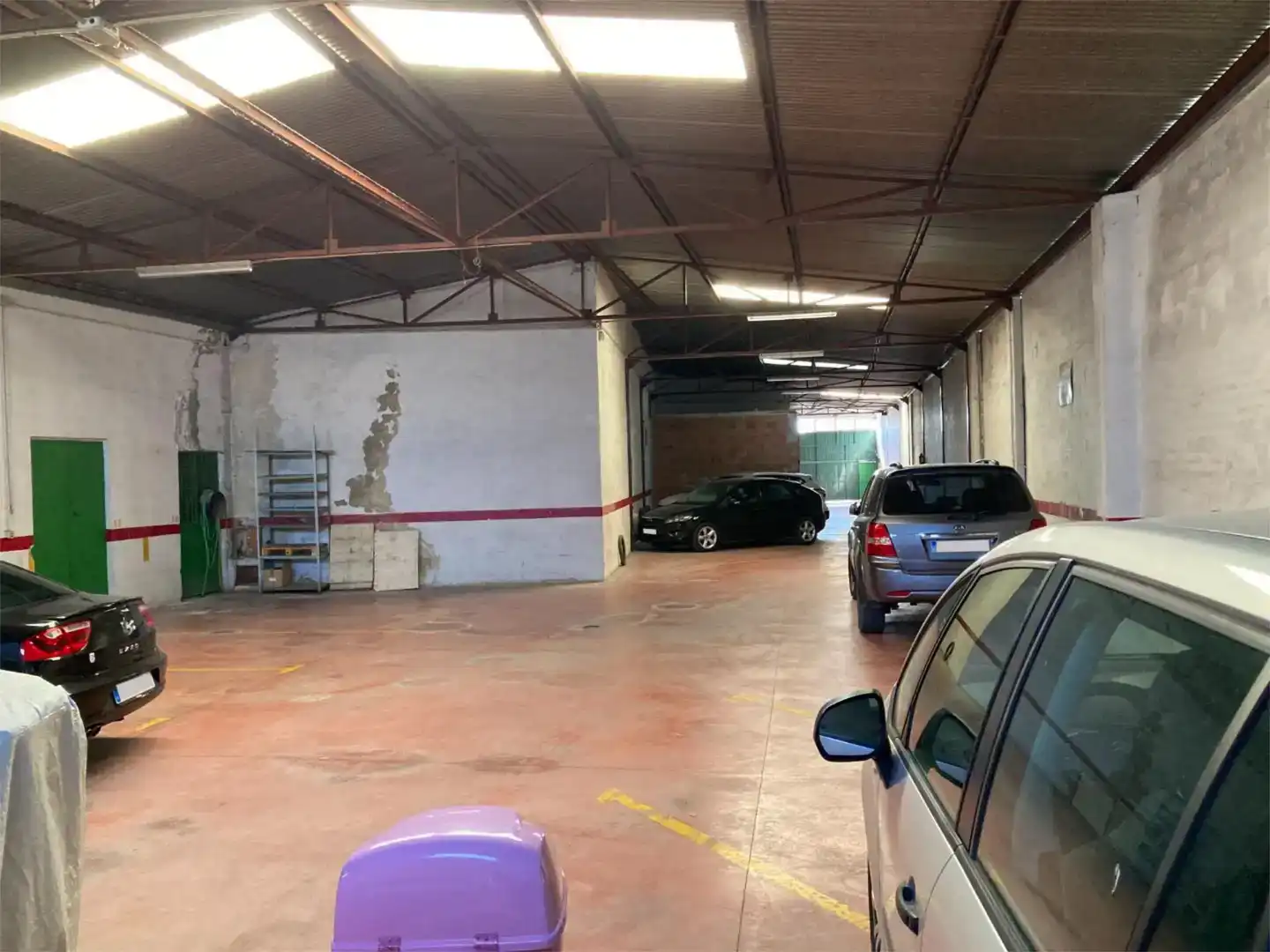 Parkplatz von Fabrikhallen zur Miete in Cabra