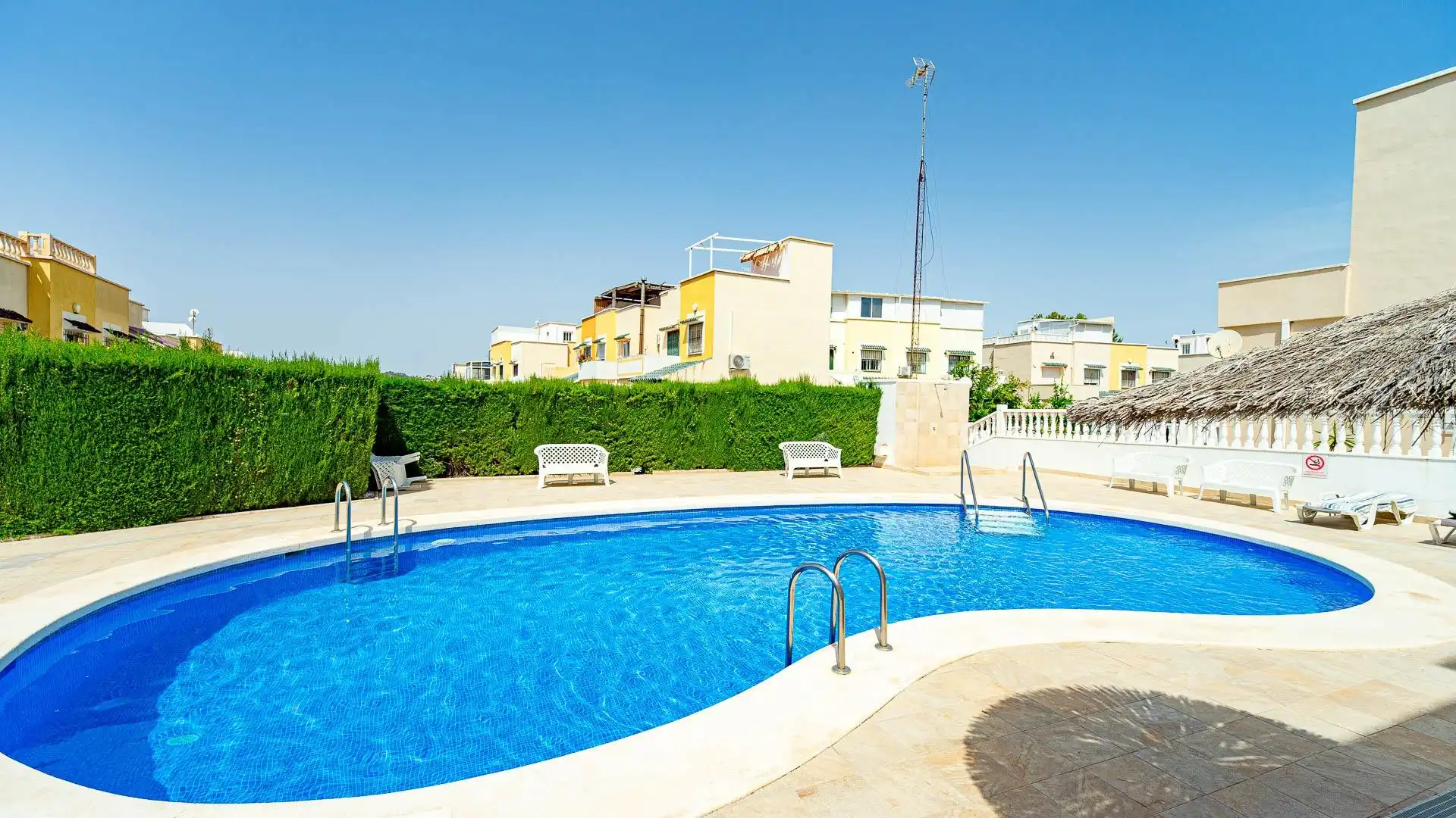 Piscina de Casa adosada en venta en Orihuela con Aire acondicionado, Calefacción y Jardín privado