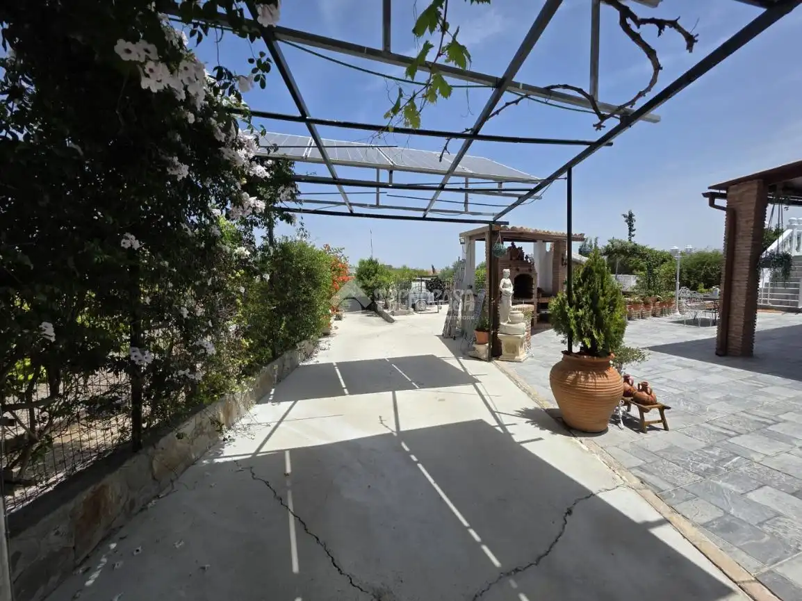 Terrassa de Finca rústica en venda en Linares amb Aire condicionat, Traster i Piscina