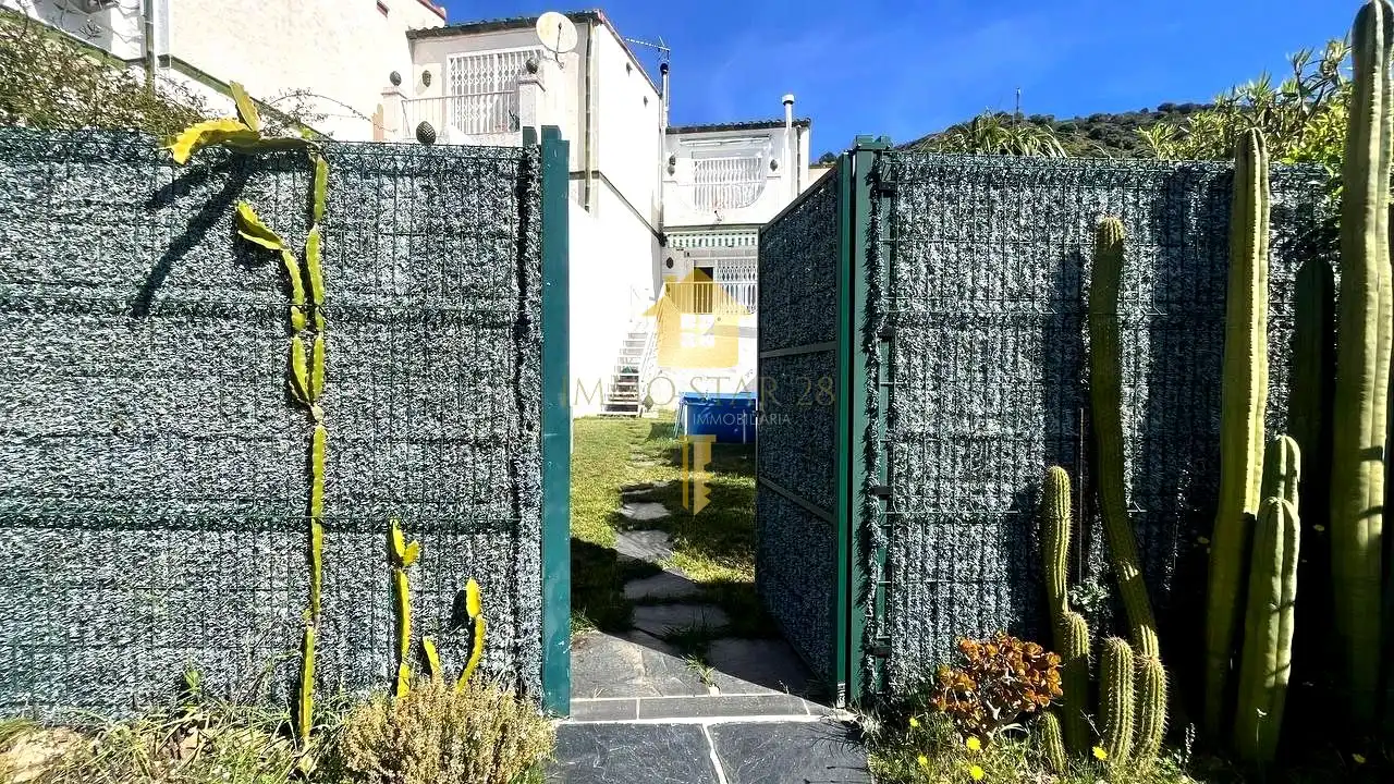 Vista exterior de Casa adosada en venda en Roses amb Aire condicionat, Jardí privat i Terrassa
