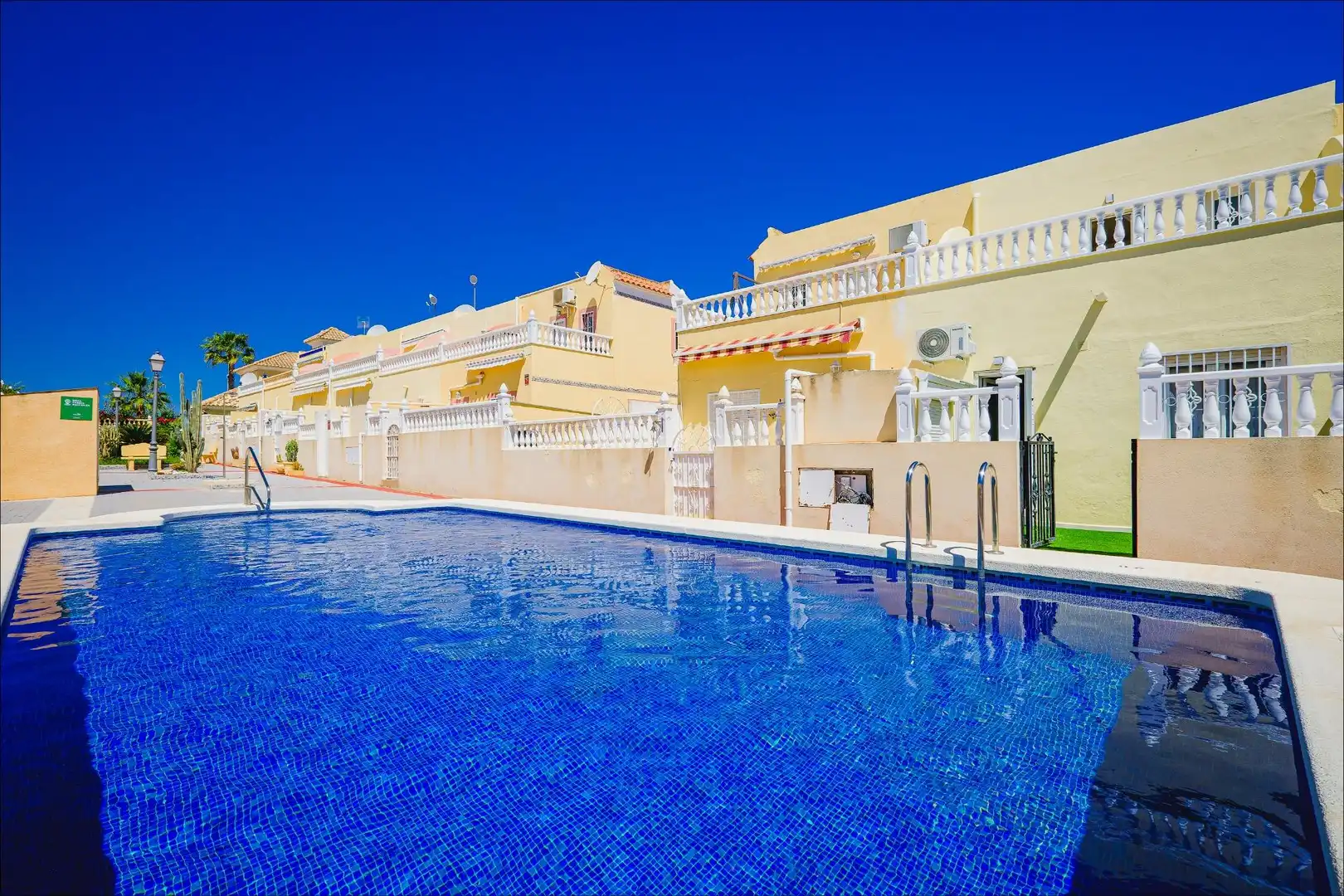 Piscina de Casa adosada en venta en Orihuela con Aire acondicionado, Calefacción y Jardín privado