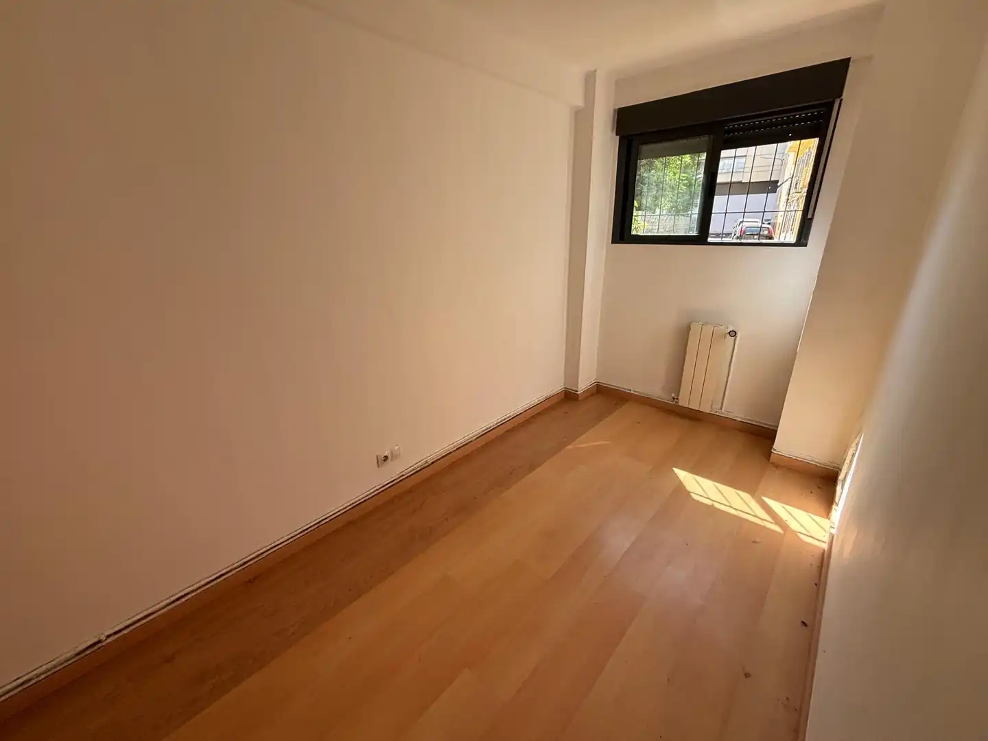 Bedroom of Flat for sale in Zaragoza  with Heating, Private garden and Parquet flooring