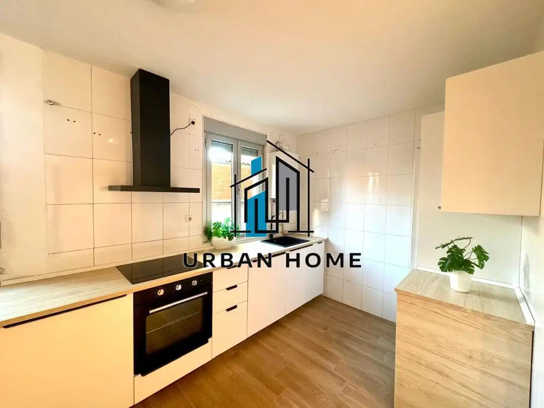 Cocina de Piso en venta en León Capital  con Calefacción y Trastero