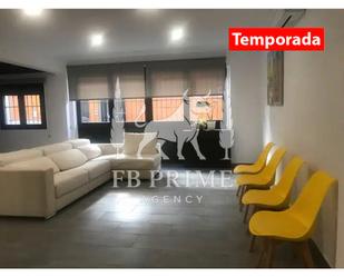 Sala d'estar de Pis de lloguer en  Barcelona Capital amb Aire condicionat, Moblat i Es permeten mascotes