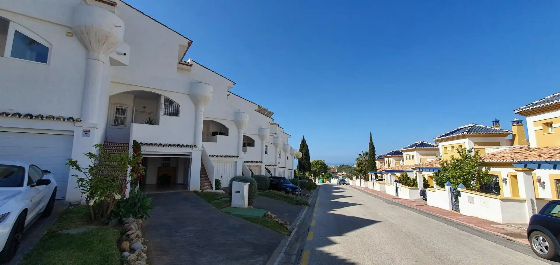 Vista exterior de Casa adosada en venda en Mijas amb Jardí privat, Terrassa i Traster
