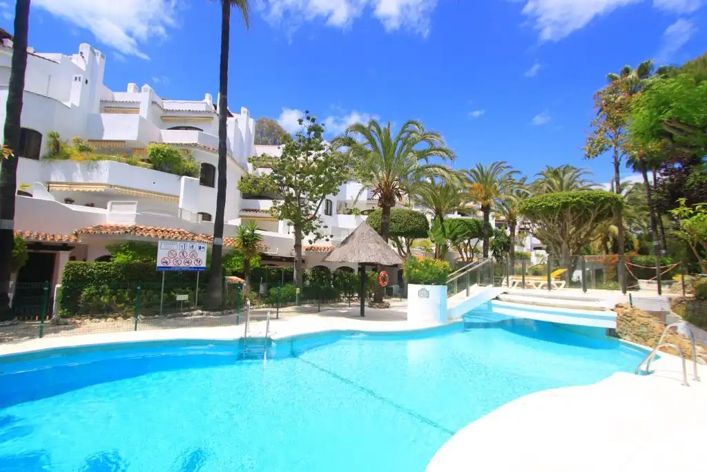 Vista exterior de Ático en venta en Marbella con Aire acondicionado, Calefacción y Terraza
