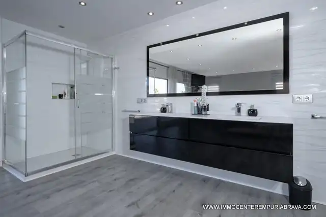 Bathroom of Houses for sale in Empuriabrava  with Air Conditioner, Heating and Private garden