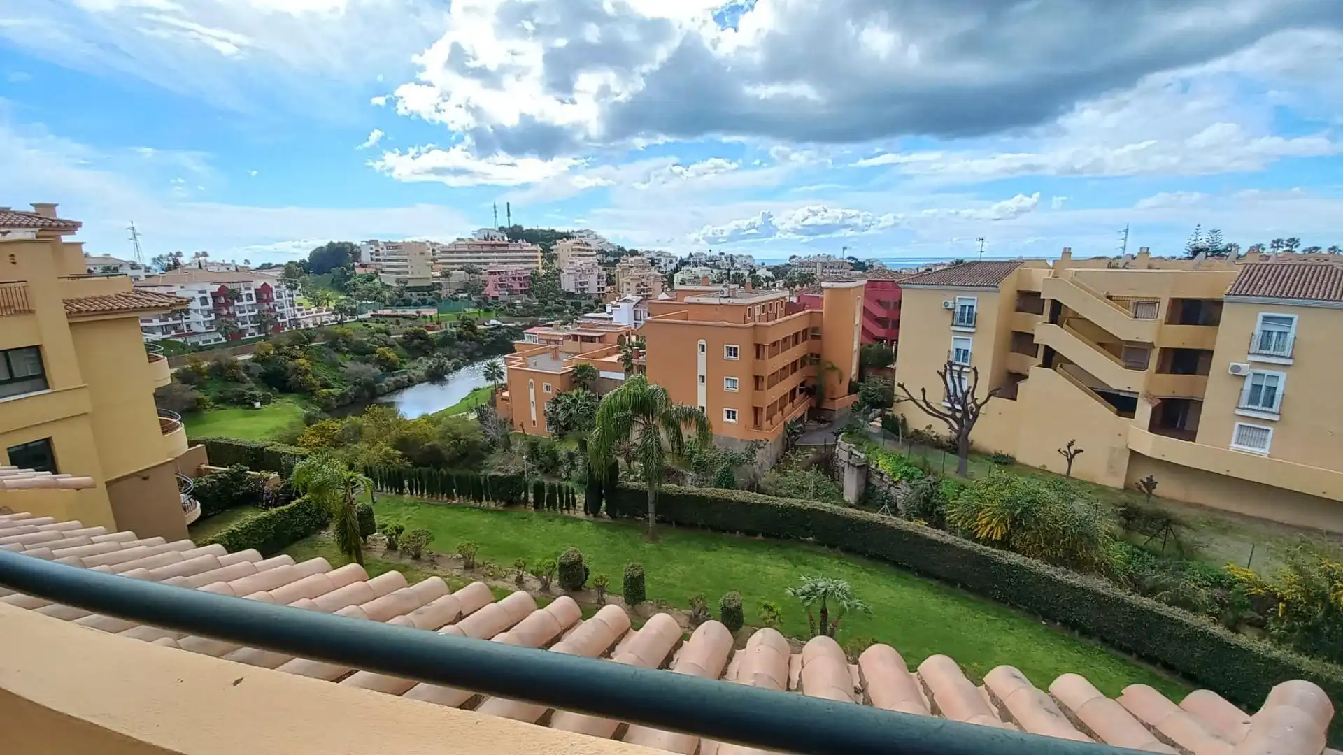 Vista exterior de Àtic de lloguer en Mijas amb Terrassa, Traster i Moblat