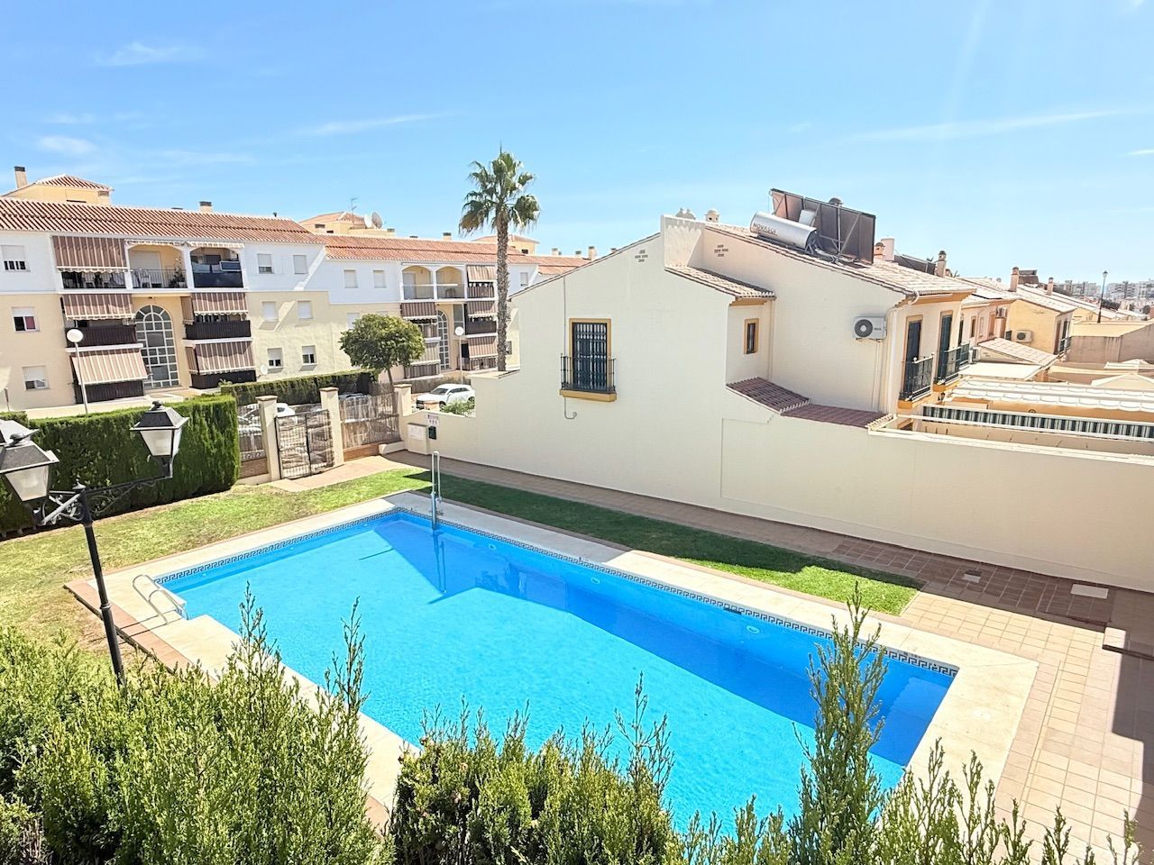 Piscina de Casa adosada en venda en Vélez-Málaga amb Aire condicionat, Calefacció i Jardí privat