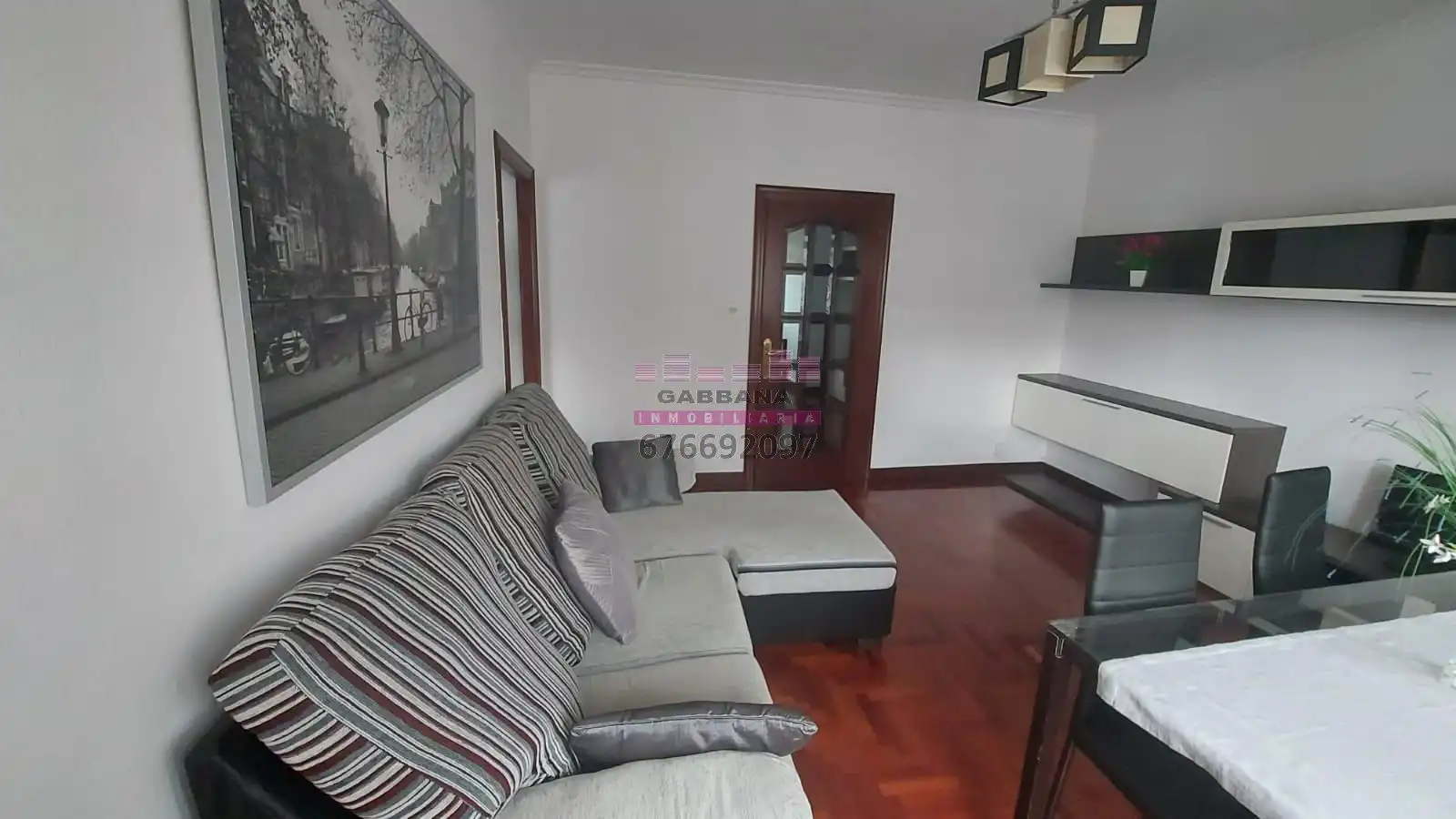 Sala d'estar de Pis de lloguer en Vigo  amb Calefacció, Parquet i Moblat