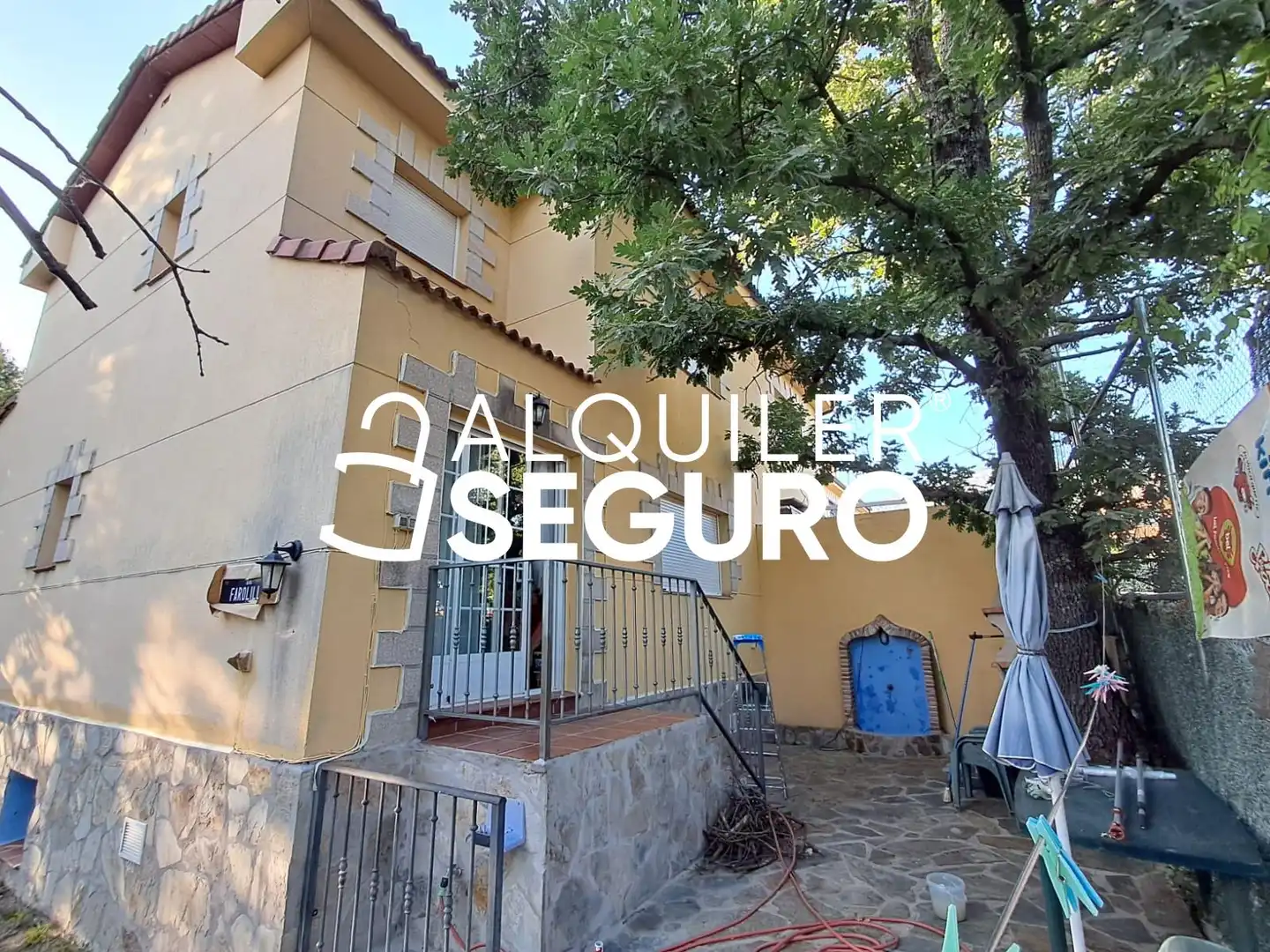 Vista exterior de Casa o xalet de lloguer en La Adrada  amb Calefacció, Terrassa i Piscina