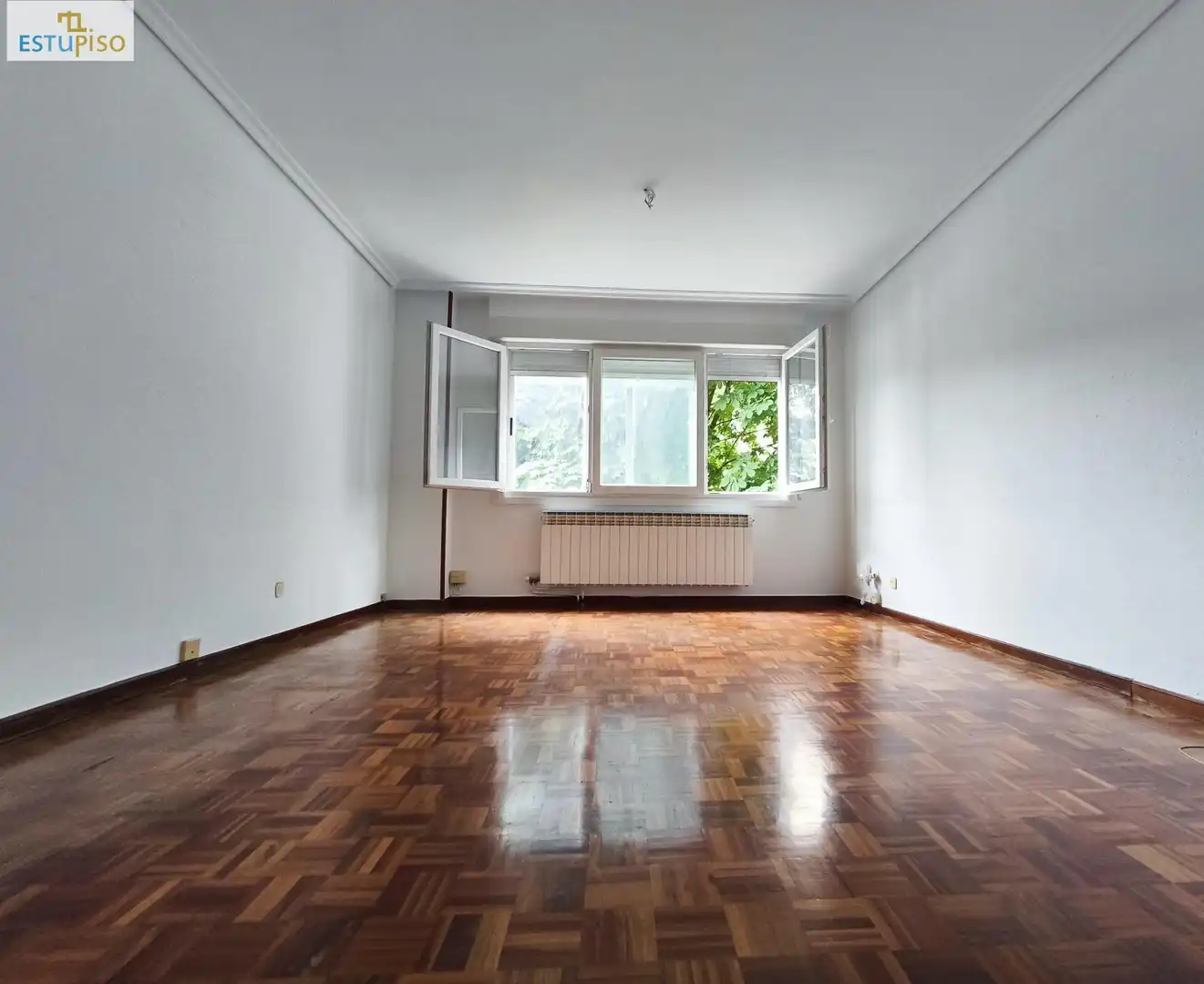 Sala d'estar de Pis en venda en Vitoria - Gasteiz amb Calefacció, Parquet i Traster
