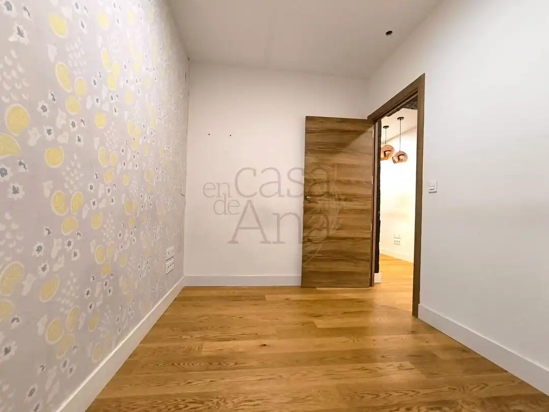 Schlafzimmer von Büro zur Miete in Bilbao  mit Heizung