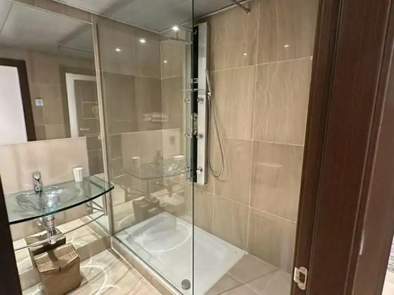 Baño de Apartamento de alquiler en Estepona con Aire acondicionado, Terraza y Piscina