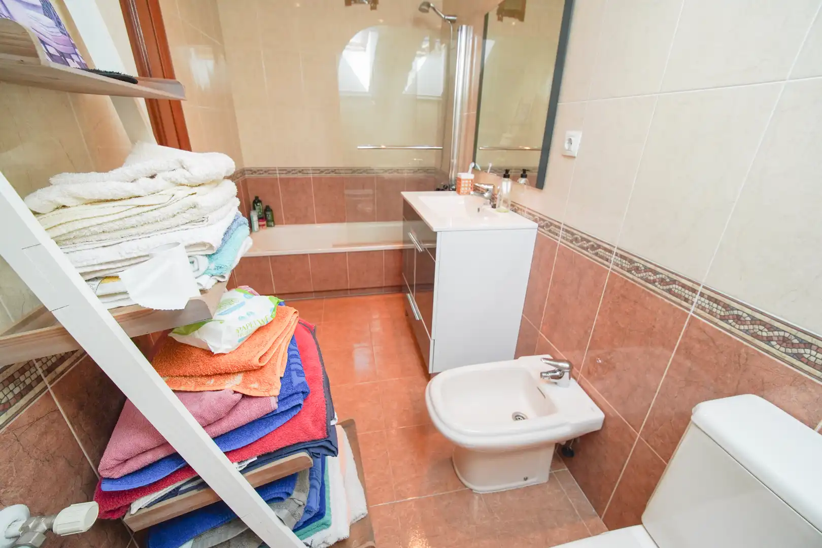 Badezimmer von Dachboden zum Verkauf in Avilés mit Heizung, Parkett und Terrasse
