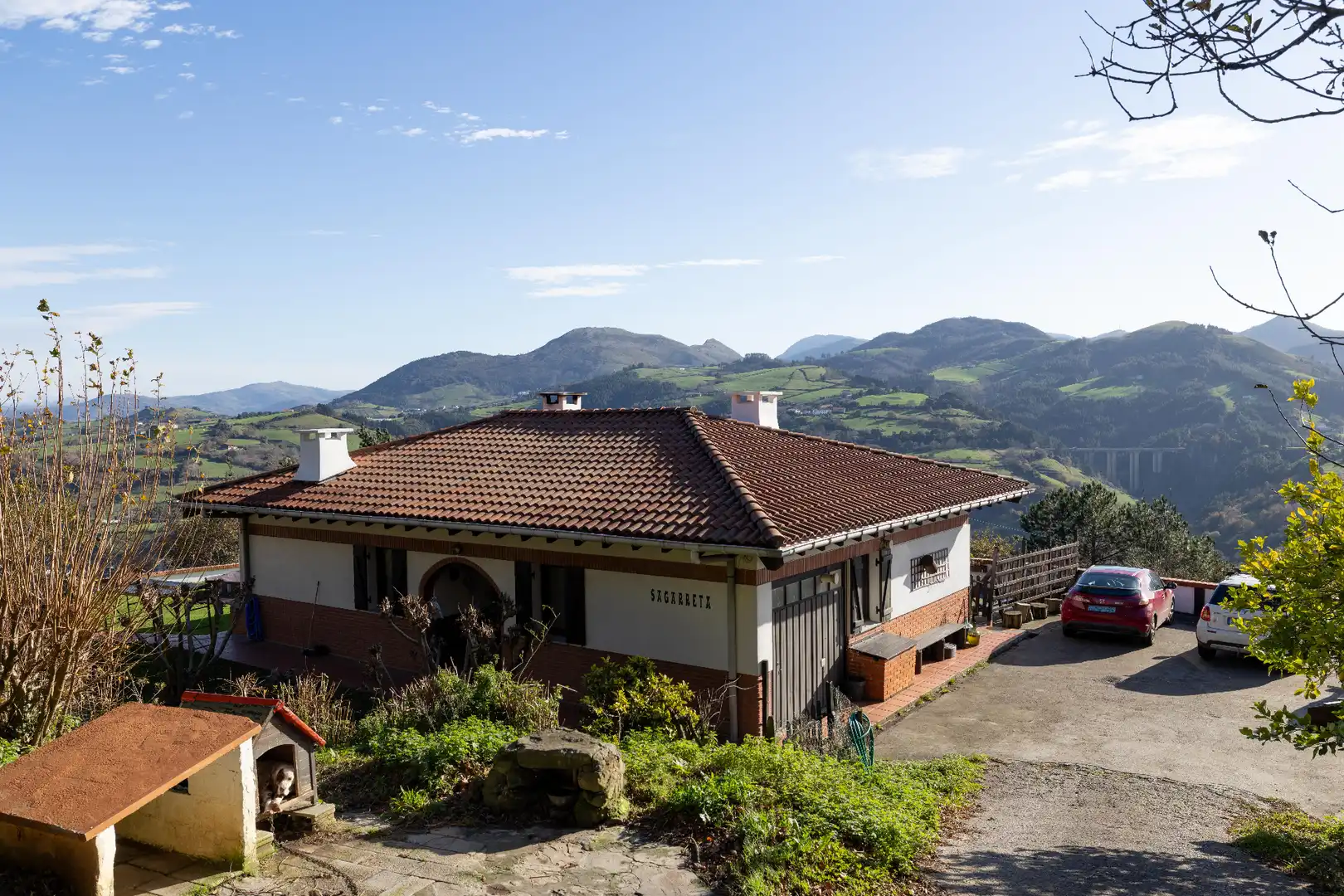 Vista exterior de Casa o xalet en venda en Mutriku amb Jardí privat, Piscina i Moblat