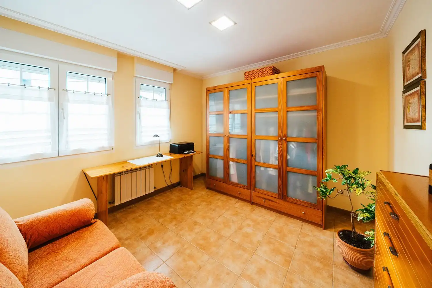 Wohnzimmer von Country house zum Verkauf in Muskiz mit Privatgarten, Terrasse und Balkon