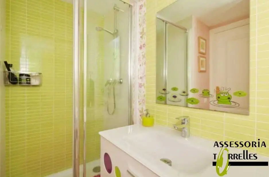 Badezimmer von Haus oder Chalet zum Verkauf in Torrelles de Llobregat mit Heizung, Privatgarten und Parkett