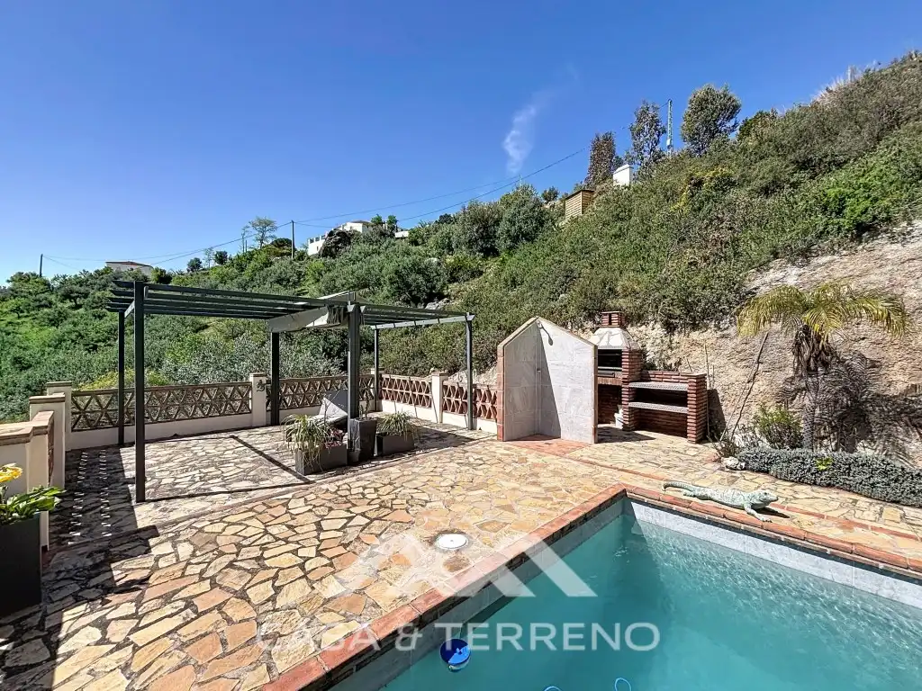 Vista exterior de Casa o xalet en venda en Alcaucín amb Aire condicionat, Terrassa i Piscina