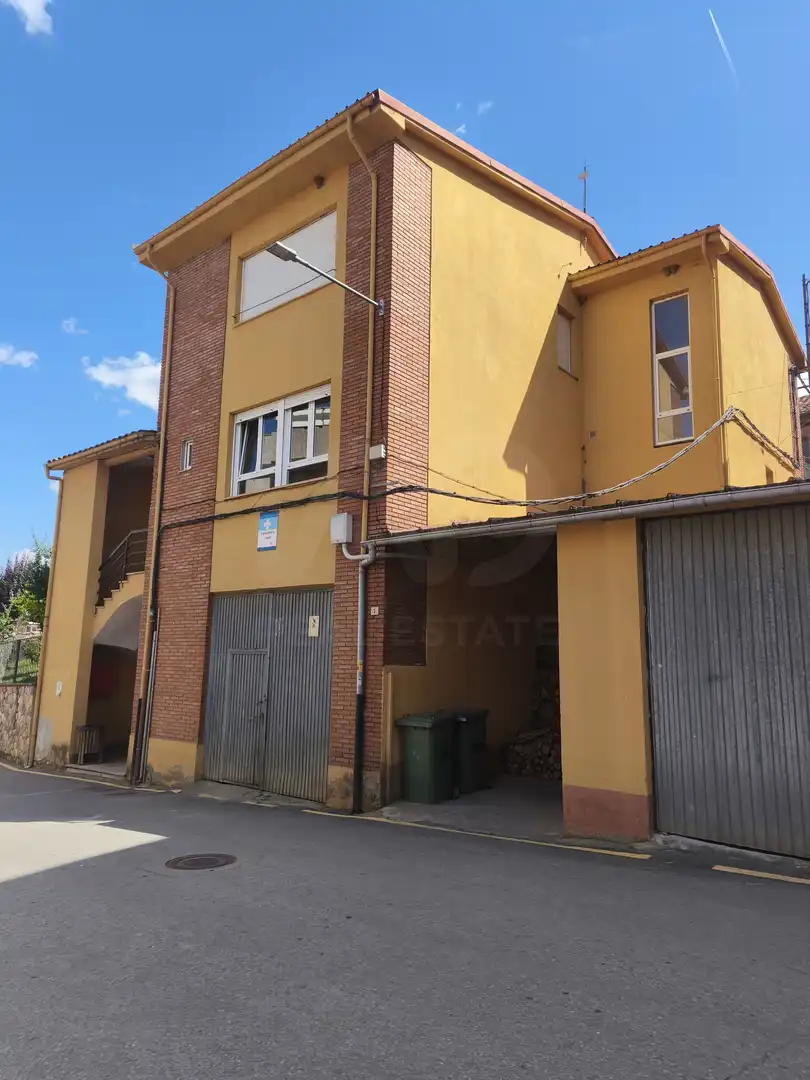 Vista exterior de Piso en venta en Almanza con Calefacción