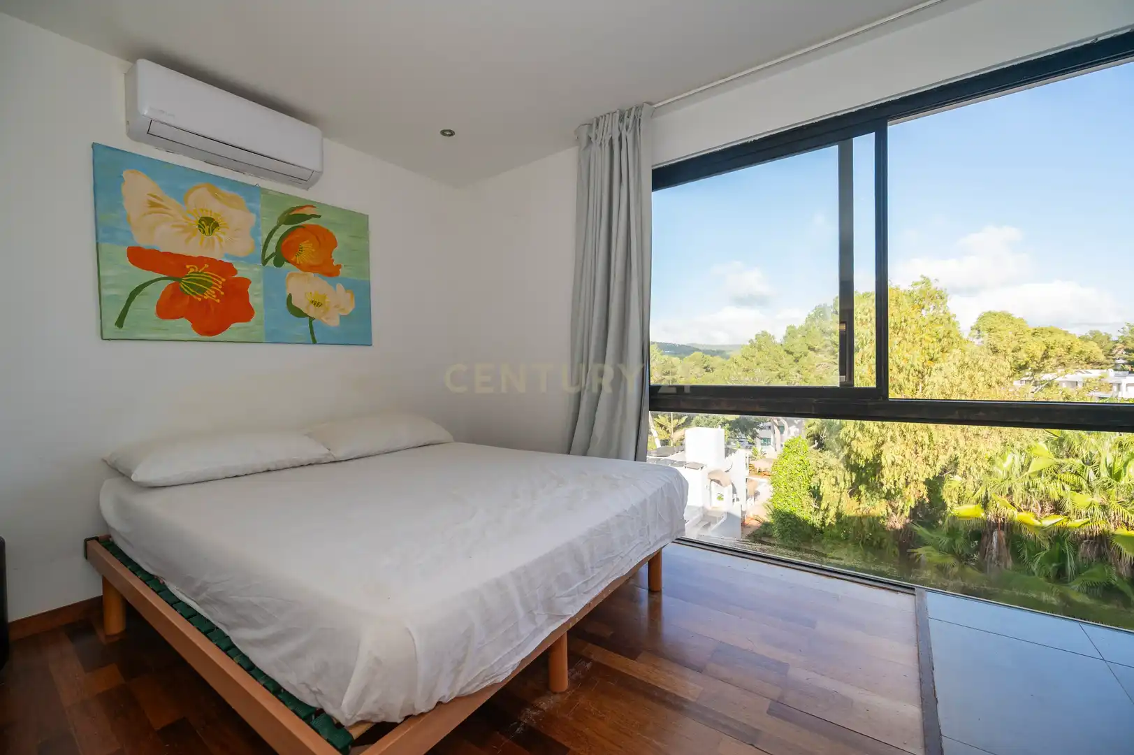 Schlafzimmer von Wohnung zum Verkauf in Santa Eulària des Riu mit Klimaanlage, Privatgarten und Balkon