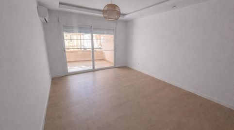 Elegante Apartamento de tres dormitorios con terraza privada y piscina comunitaria