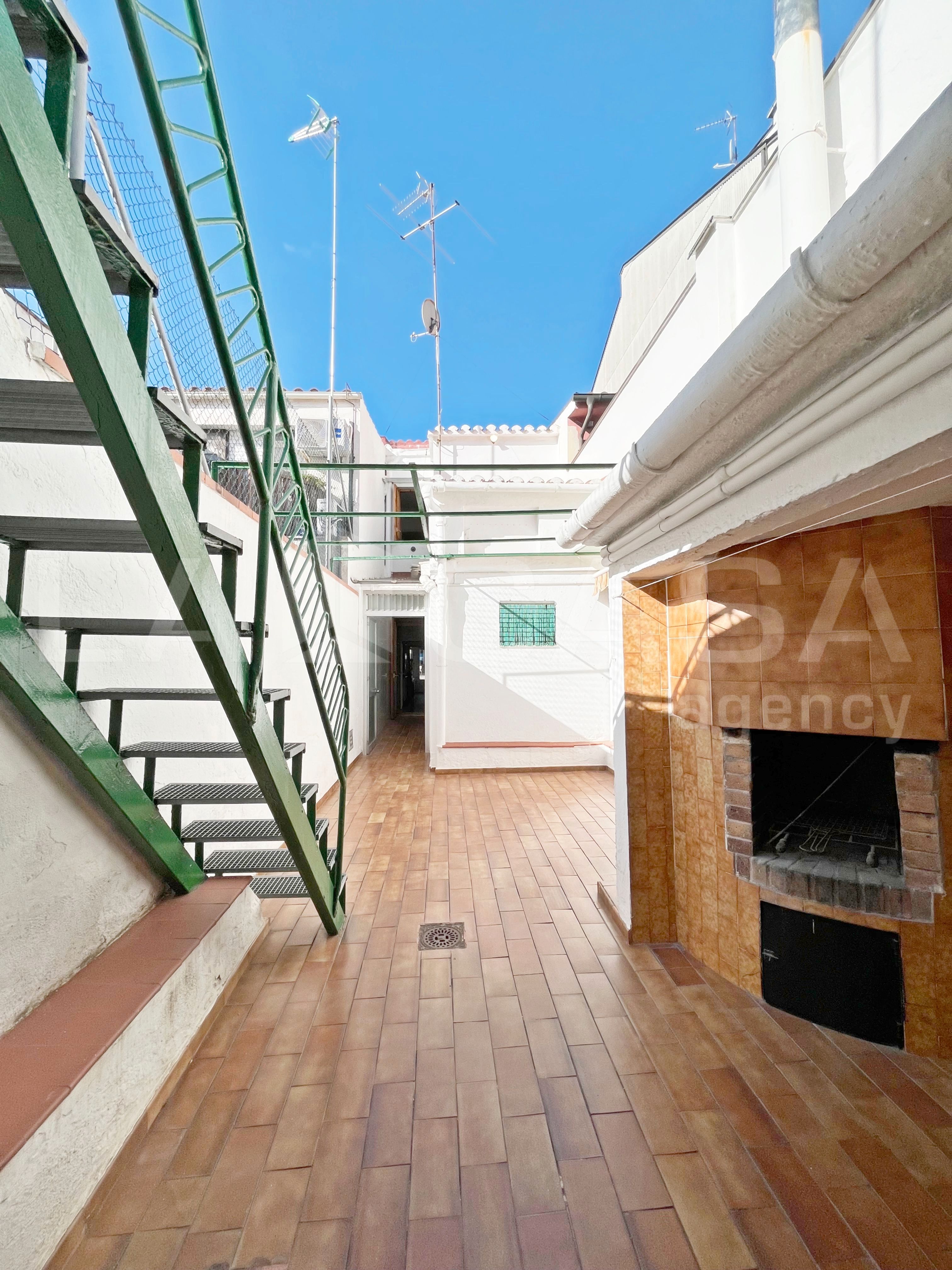 Vista exterior de Casa adosada en venda en Granollers amb Calefacció, Terrassa i Traster