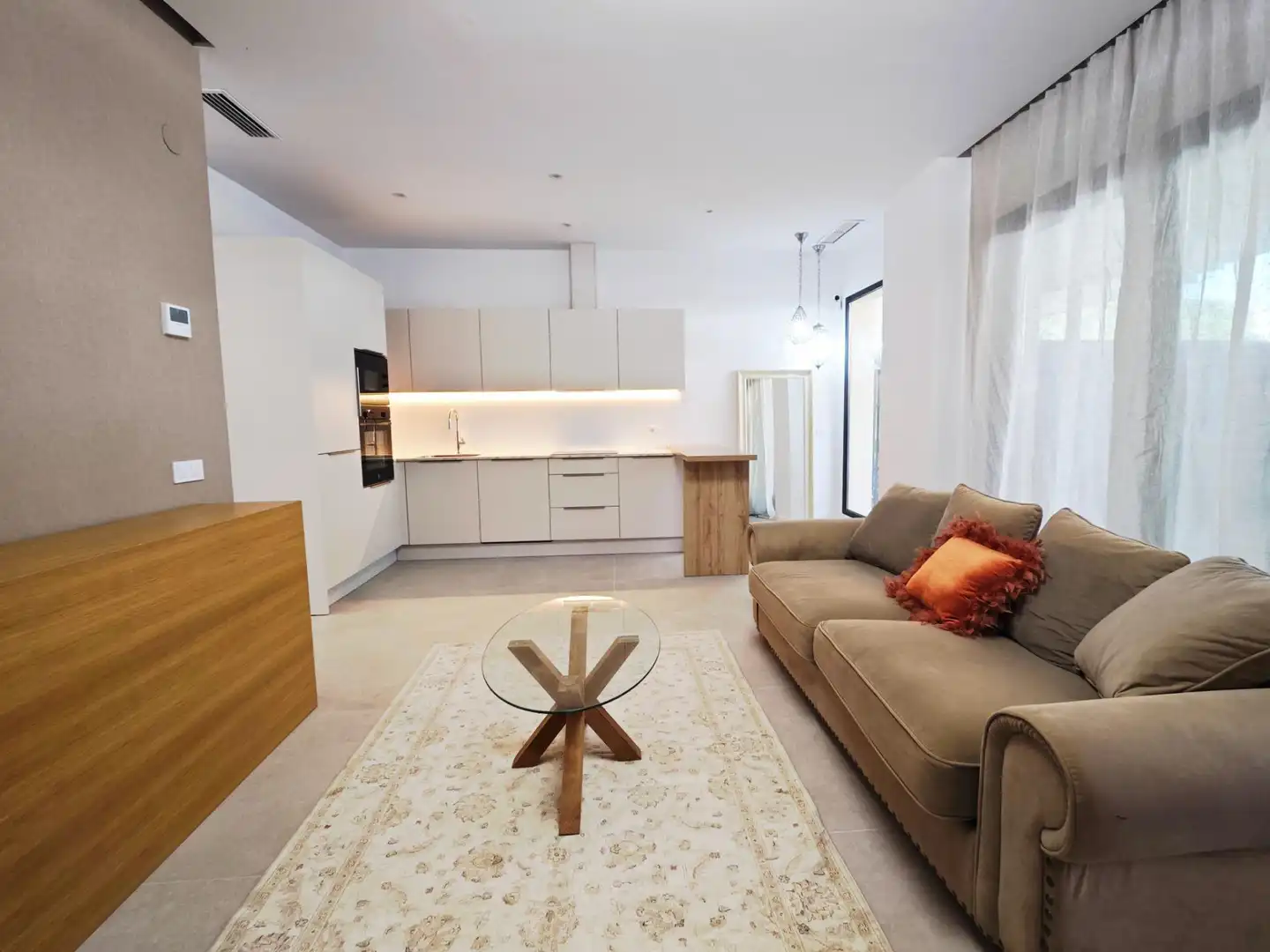 Wohnzimmer von Erdgeschoss zum Verkauf in Fuengirola mit Klimaanlage, Heizung und Terrasse