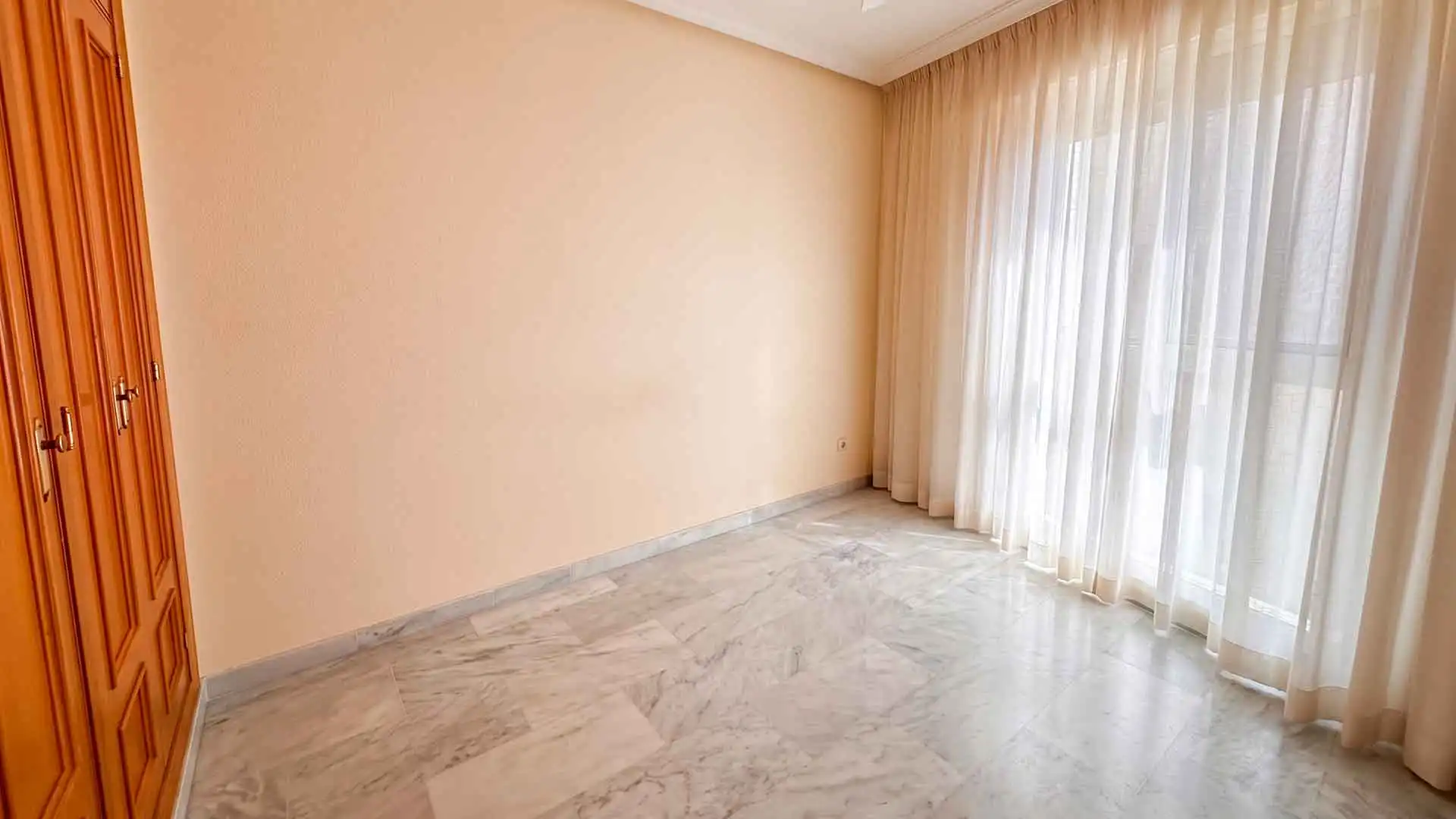 Dormitori de Apartament de lloguer en Marbella amb Terrassa, Piscina i Piscina comunitària