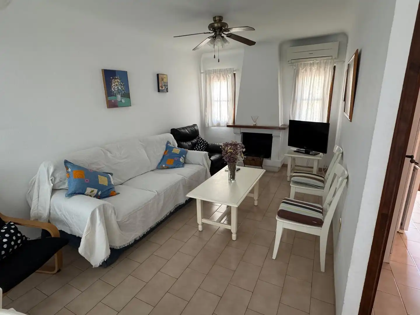 Sala d'estar de Casa adosada de lloguer en Vélez-Málaga amb Aire condicionat, Terrassa i Moblat