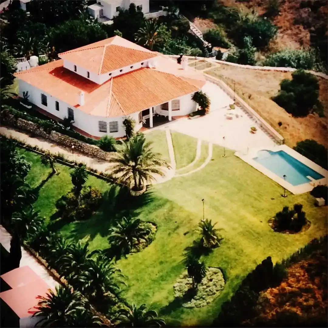 Vista exterior de Casa o xalet en venda en Benalmádena amb Aire condicionat i Piscina