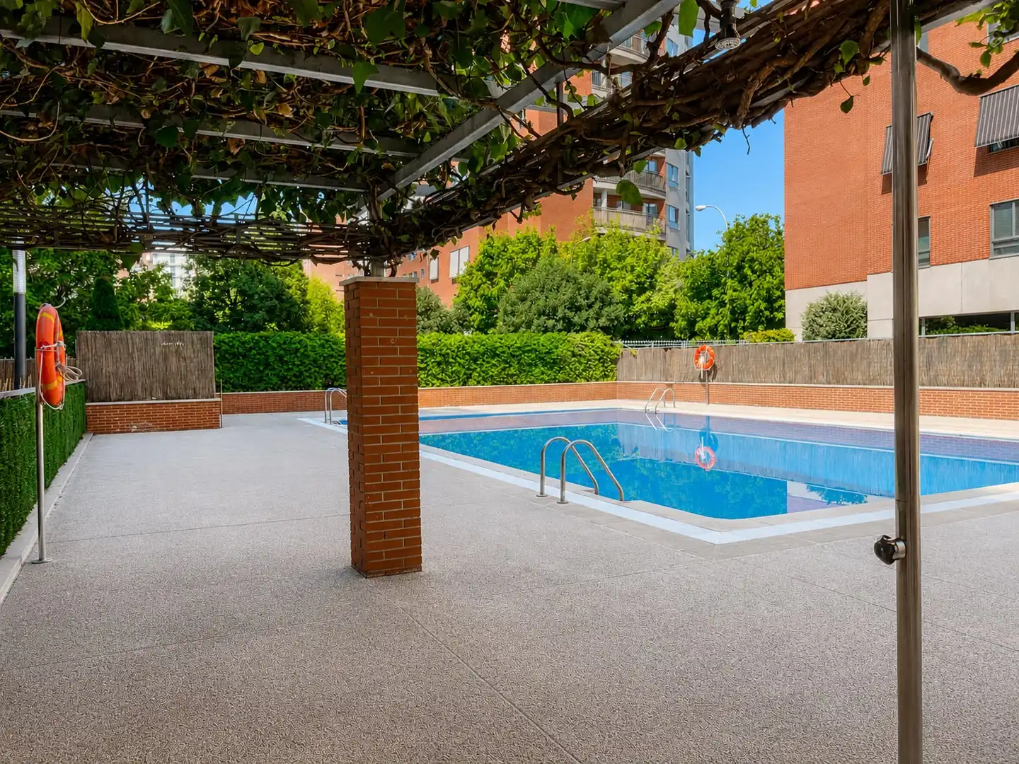 Swimming pool of Flat for sale in Madrid  with Air Conditioner, Private garden and Storage room