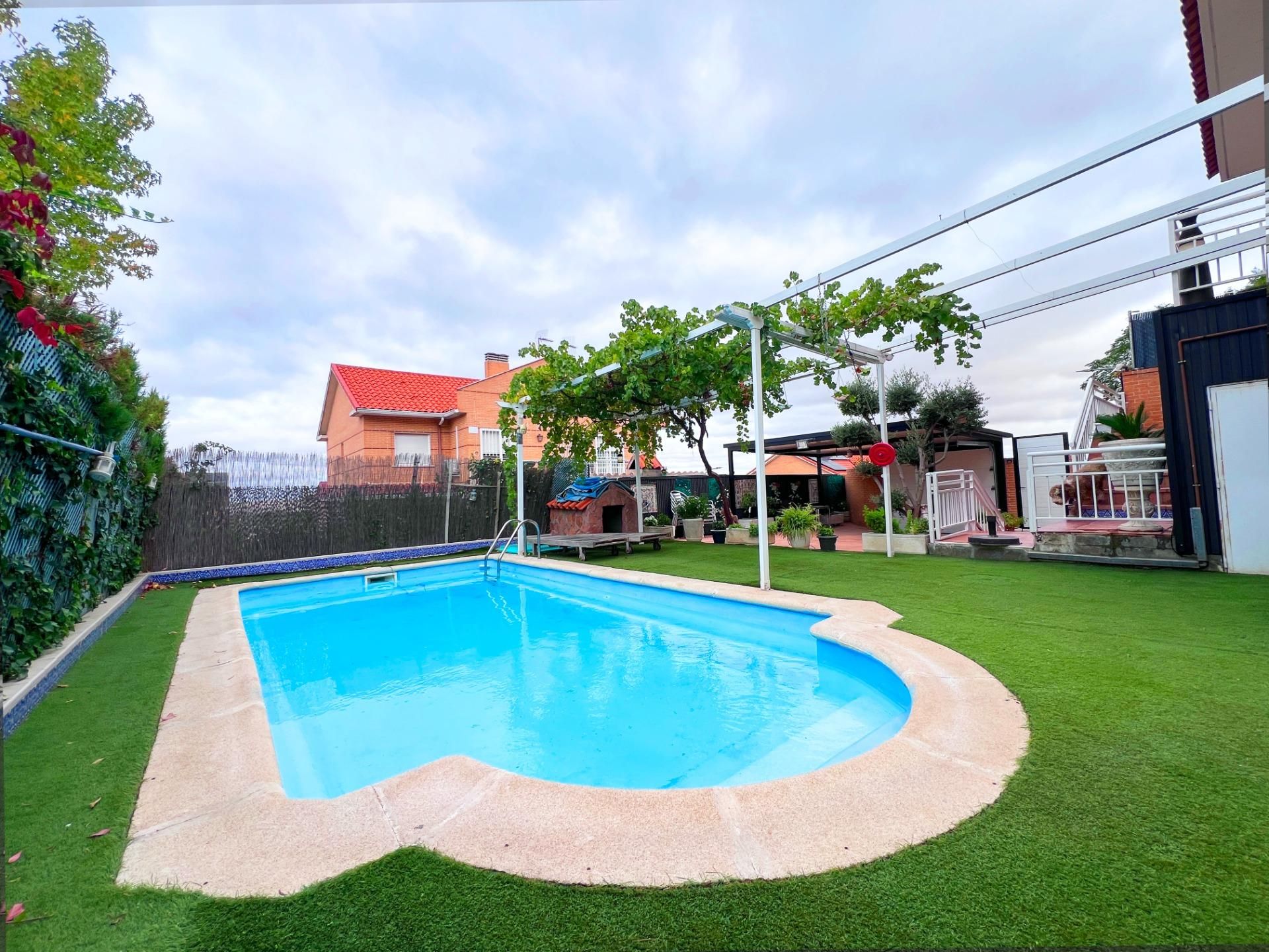 Piscina de Casa o chalet en venta en Aranjuez con Aire acondicionado, Calefacción y Jardín privado