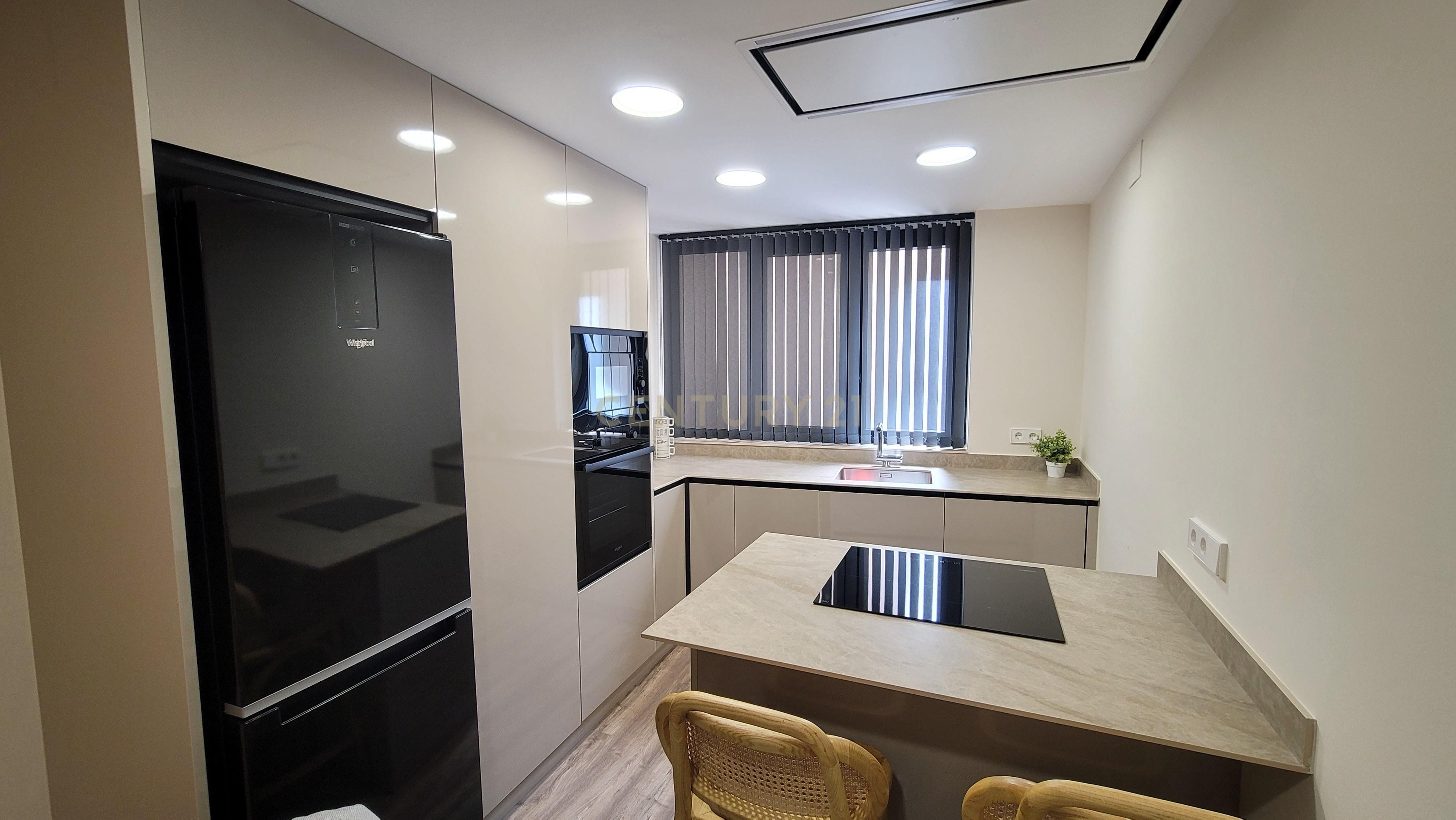 Cuina de Apartament de lloguer en  Valencia Capital amb Aire condicionat, Moblat i Forn