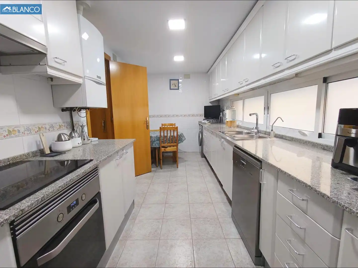 Kitchen of Houses for sale in L'Hospitalet de Llobregat  with Air Conditioner, Heating and Terrace