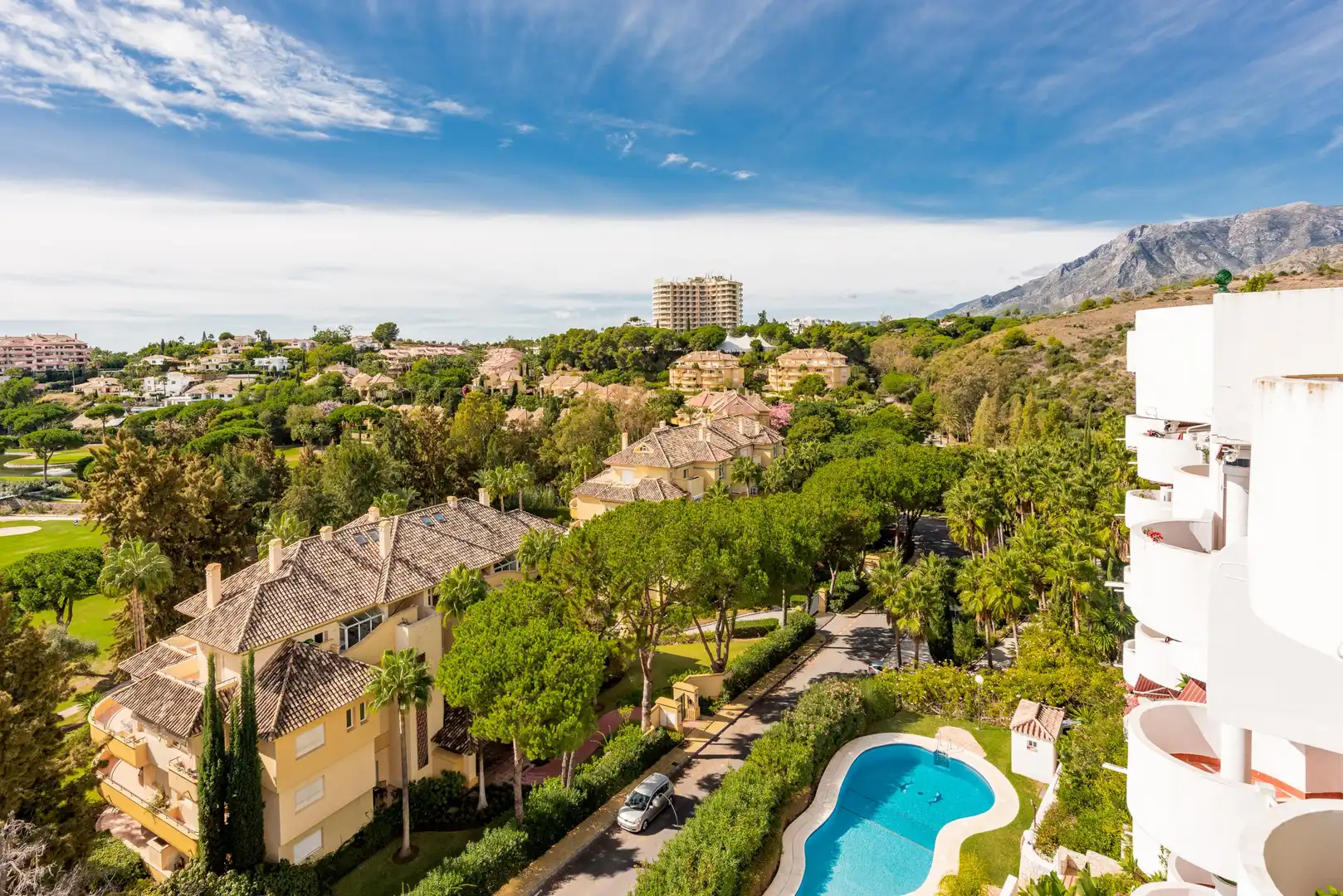 Vista exterior de Ático de alquiler en Marbella con Aire acondicionado, Calefacción y Jardín privado