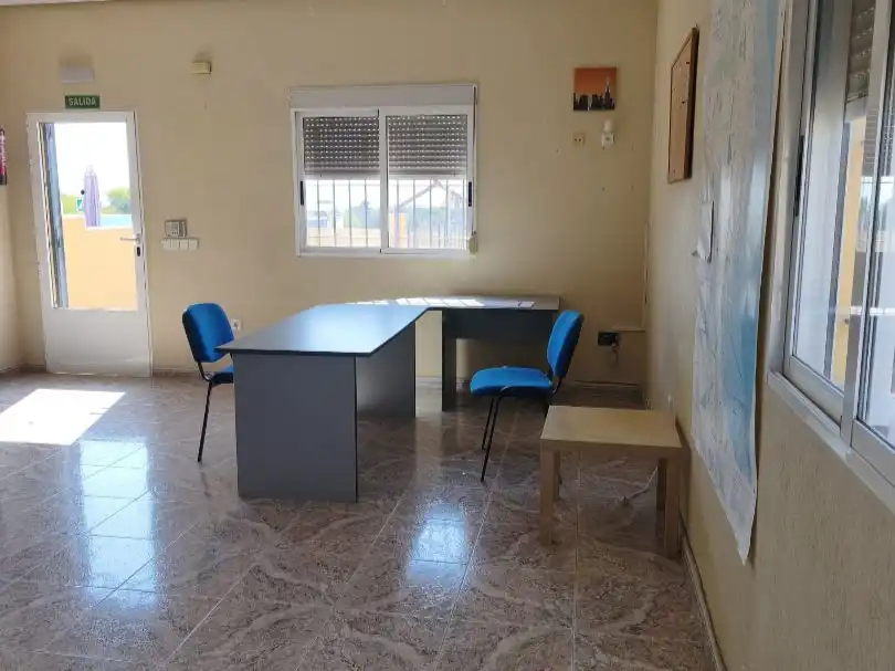 Büro zur Miete in Torrevieja mit Klimaanlage und Terrasse
