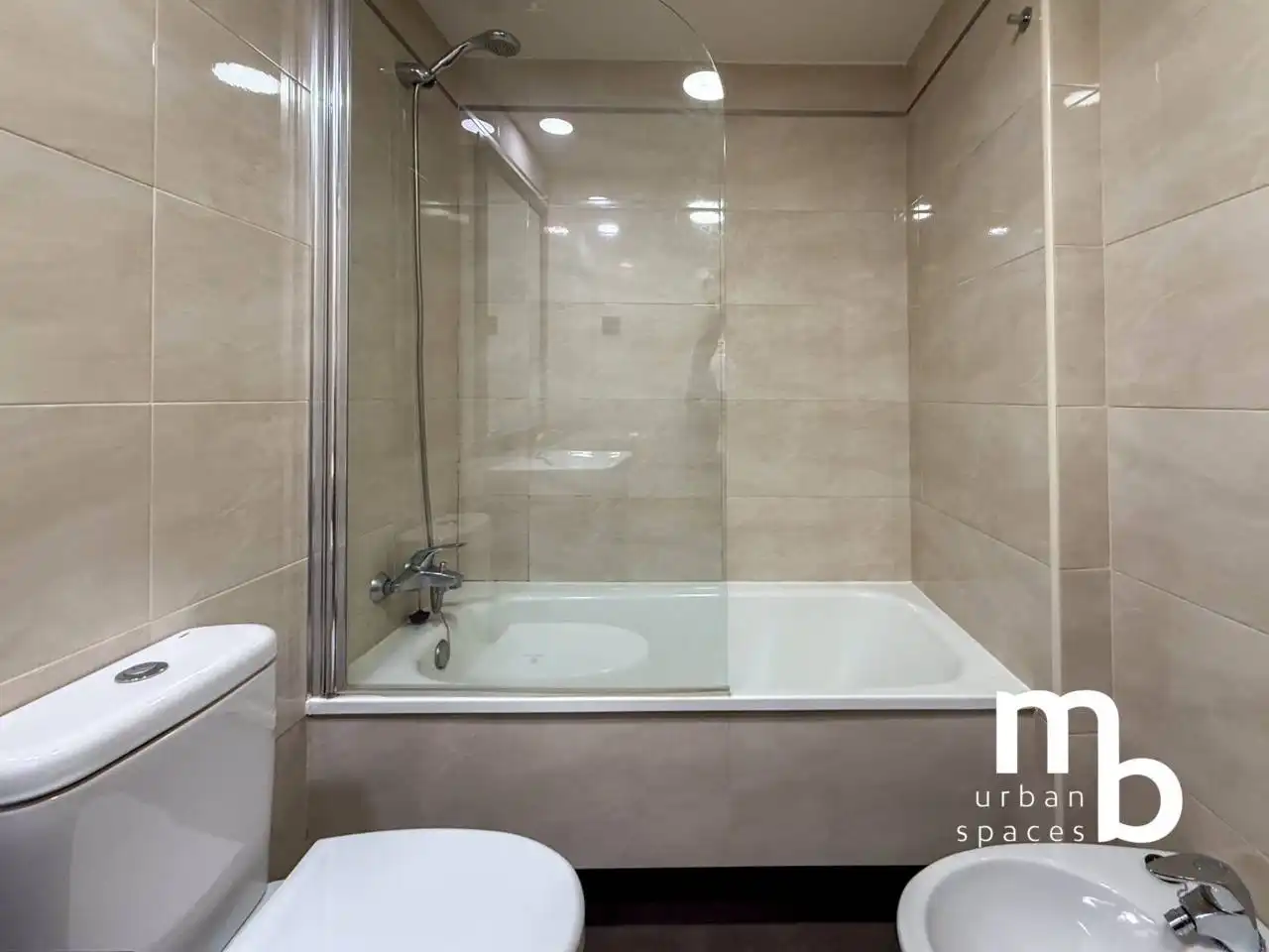 Bathroom of Flat for rent in Madrid  with Air Conditioner, Heating and Swimming Pool