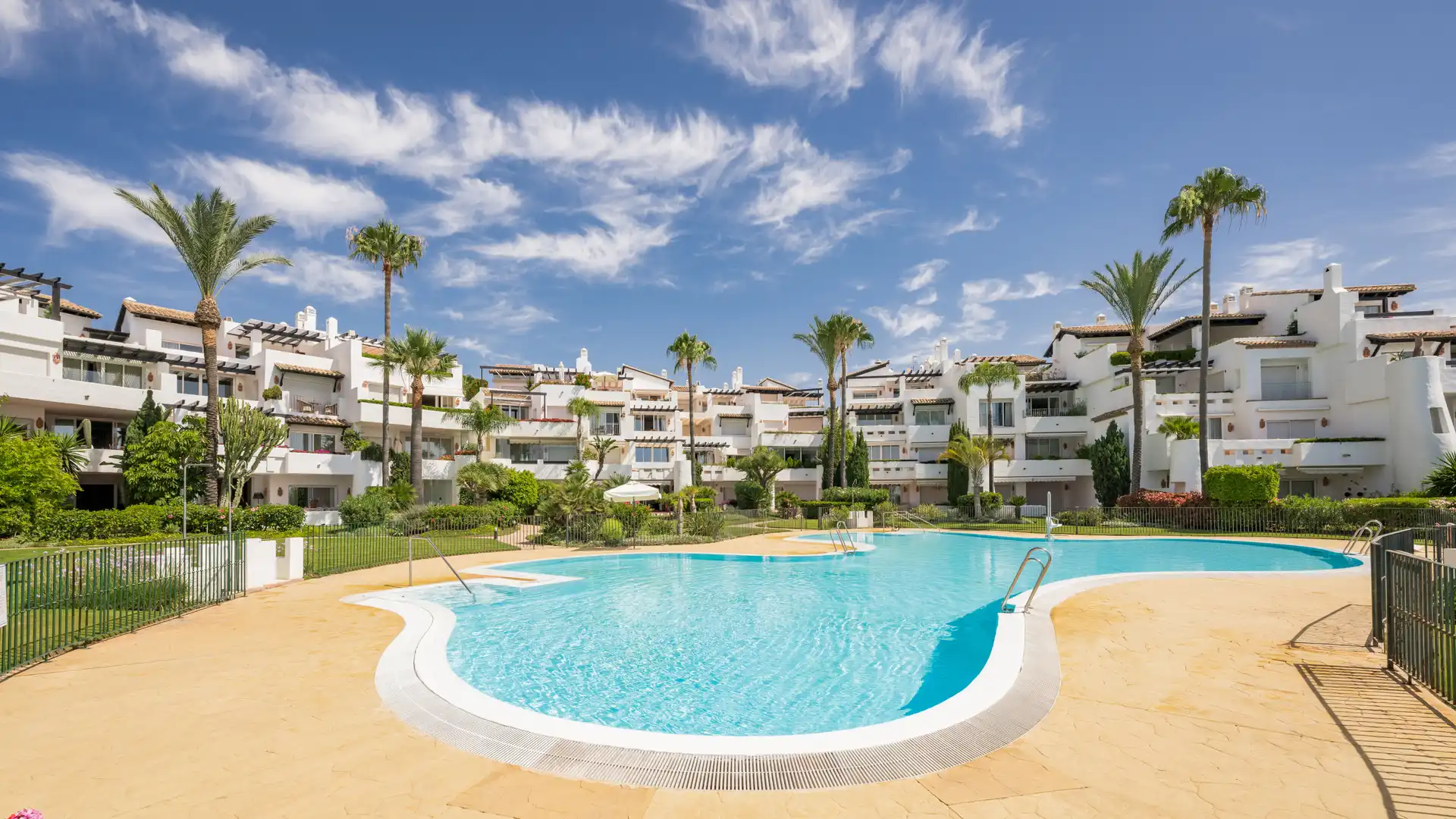 Vista exterior de Apartamento en venta en Estepona con Terraza, Amueblado y Piscina comunitaria