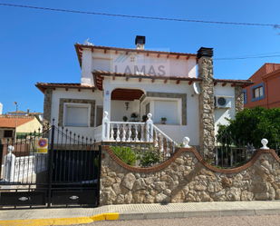 Vista exterior de Casa o xalet en venda en Talayuela amb Aire condicionat, Calefacció i Terrassa