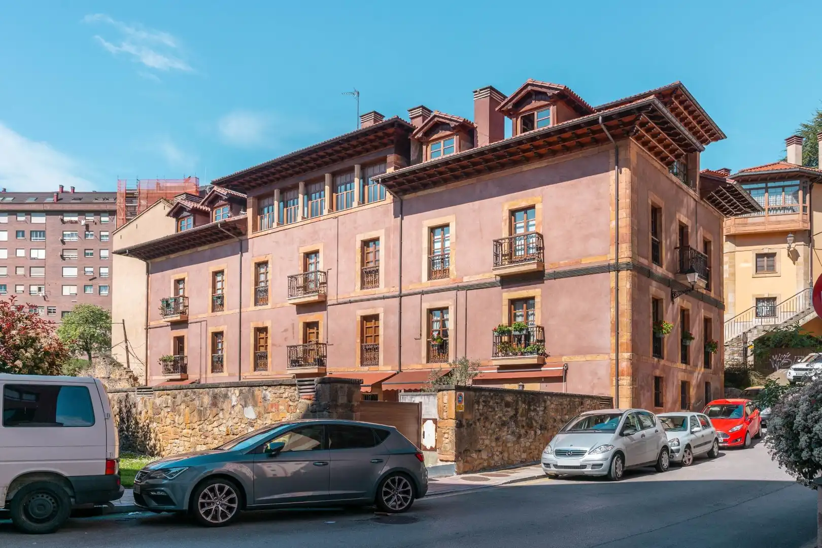 Vista exterior de Pis en venda en Oviedo  amb Calefacció, Moblat i Balcó