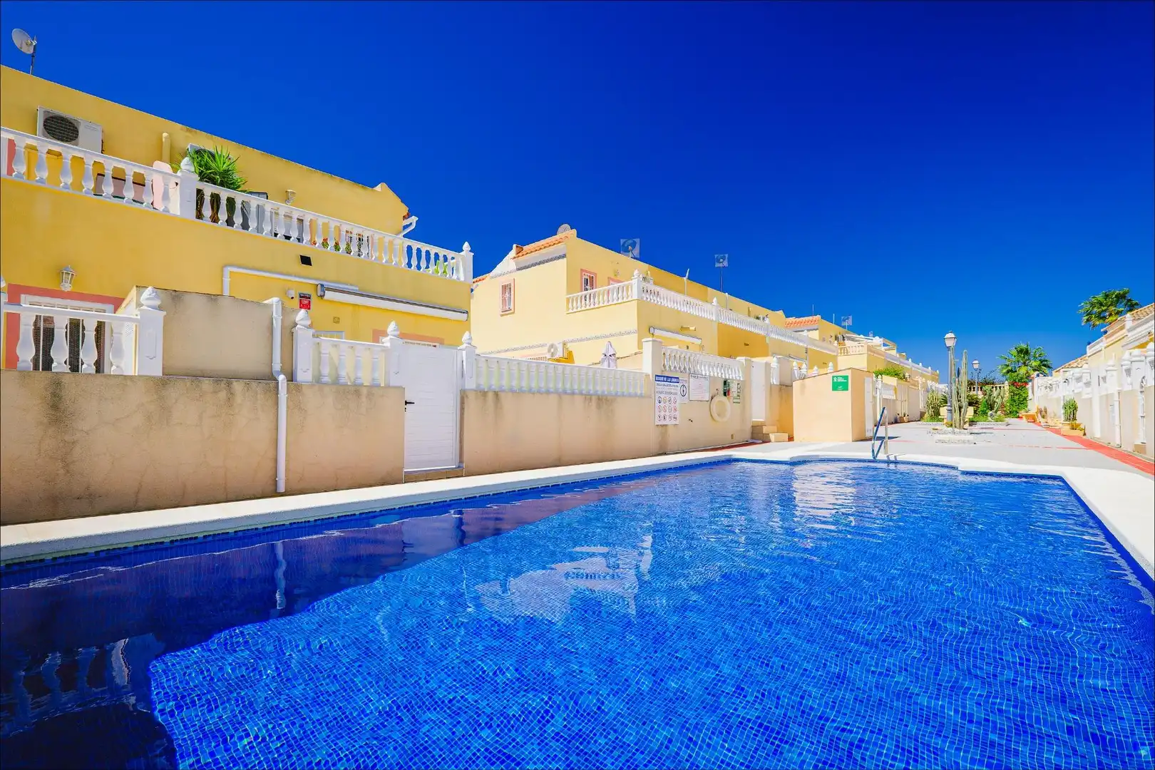 Piscina de Casa adosada en venta en Orihuela con Aire acondicionado, Calefacción y Jardín privado