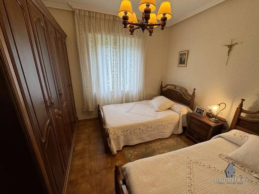 Habitación de Casa o chalet en venta en Oviedo  con Calefacción y Jardín privado