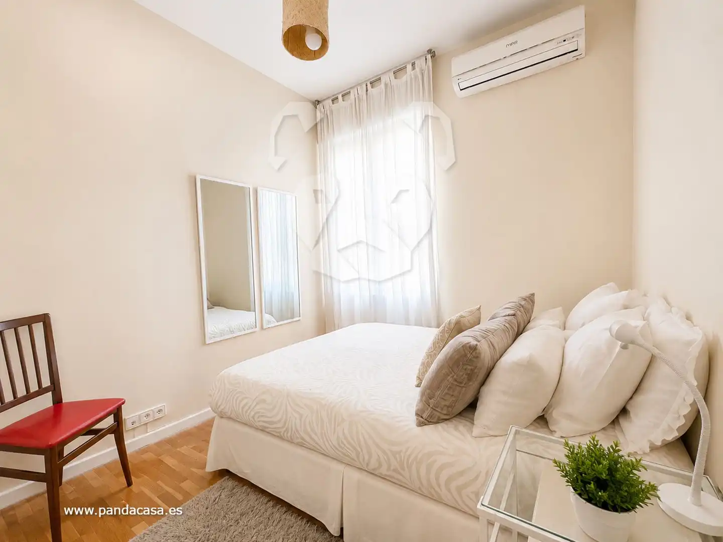 Schlafzimmer von Dachboden zur Miete in Madrid mit Klimaanlage, Heizung und Parkett