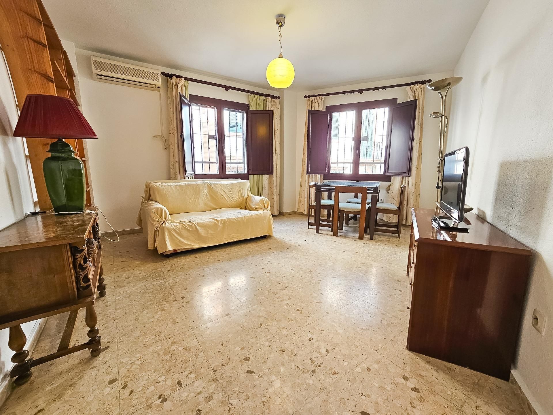 Sala d'estar de Pis de lloguer en  Sevilla Capital amb Aire condicionat