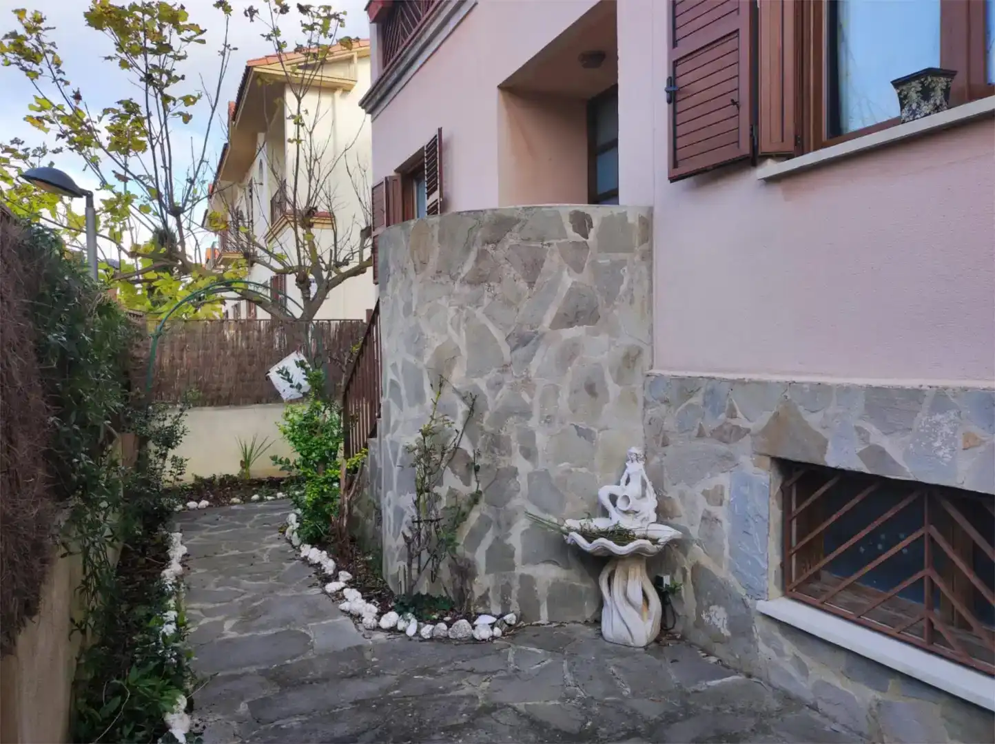 Vista exterior de Casa adosada en venda en Galar amb Balcó